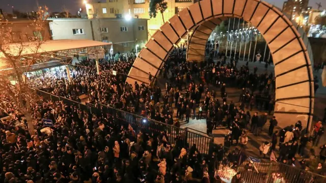 بعض المحتجين نادوا باستقالة الحكومة