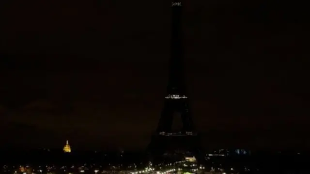 हमले में मारे गए लोगों को श्रद्धांजलि देने के लिए शुक्रवार रात एविल टावर की लाइट बंद कर दी गई