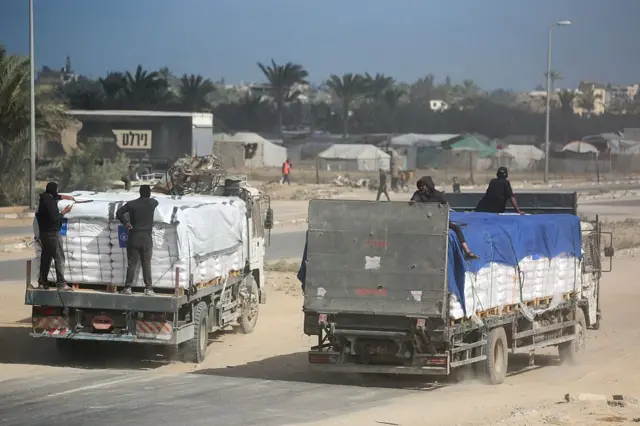 Camiones que transportan ayuda proporcionada por el Programa Mundial de Alimentos (PMA) circulan por una carretera en Deir el-Balah, en el centro de la Franja de Gaza, el 15 de octubre de 2025.