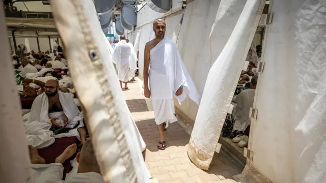 برخی از زائران از ناکافی بودن امکانات سردکننده در برخی از چادرها شکایت دارند