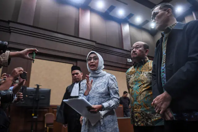 Terdakwa kasus dugaan korupsi di PT ASDP Ira Puspadewi (kedua kiri) dan Muhammad Yusuf Hadi (kanan) menyampikan keterangan kepada media usai menjalani sidang dengan agenda pembacaan pvonis di Pengadilan Tipikor, Jakarta, Kamis (20/11/2025). 