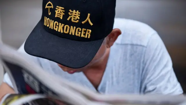 Một người biểu tình và người ủng hộ Phong trào 'dù vàng' tại Hong Kong.