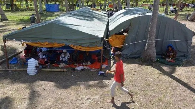 Imigran etnis Rohingya makan siang saat berada di tenda penampungan sementara kawasan pesisir pantai desa Kulam, Kecamatan Batee, Kabupaten Pidie, Aceh, Rabu (22/11/2023).