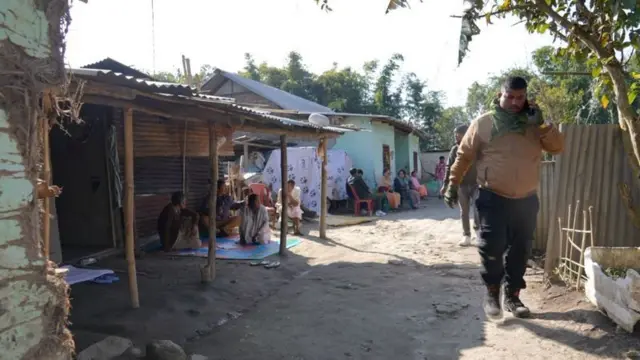 मणिपूरमधील मदत शिबिरामधील लोक