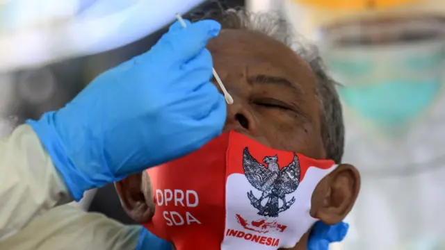 Anggota dewan mengikuti tes usap (swab test) COVID-19 di Gedung DPRD Sidoarjo, Jawa Timur, Rabu