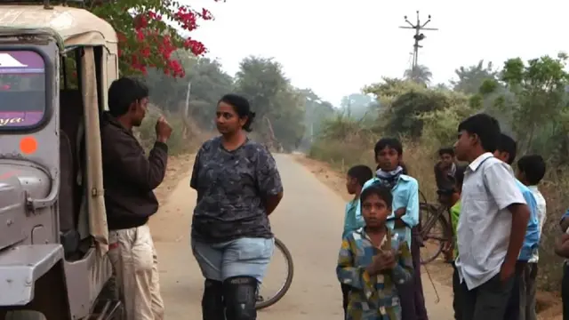 બાળકો અને મહિલાનો ફોટો