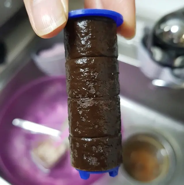 붉은 수돗물이 나오는 피해 지역 가정집의 수돗물 필터. 적갈색으로 물이 들었다