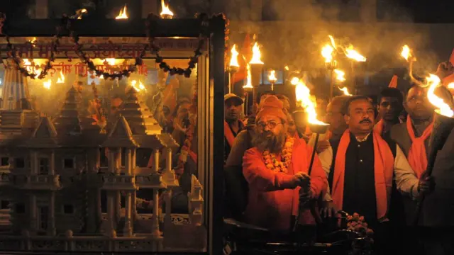 রাম মন্দিরের প্রতীক নিয়ে হিন্দু বজরঙ দলের মিছিল।