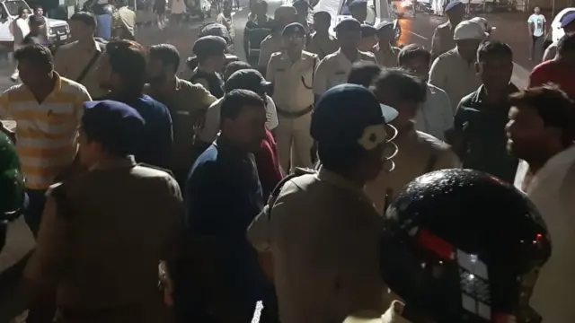 लोगों को समझाते पुलिस अधिकारी