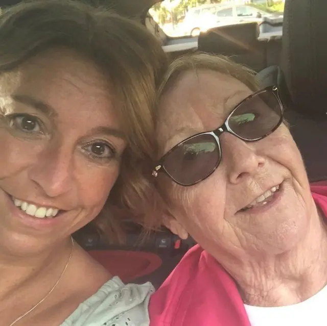 ብሕማም ኮቪድ ናይ ዝተተንከፋ ኣደን ጓልን ስእሊ