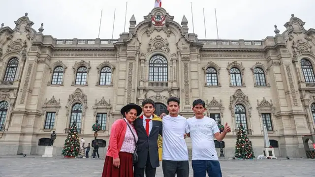 Cliver y Kenny con su madre Lida y su padre Simeón frente a la sede del gobierno en Lima