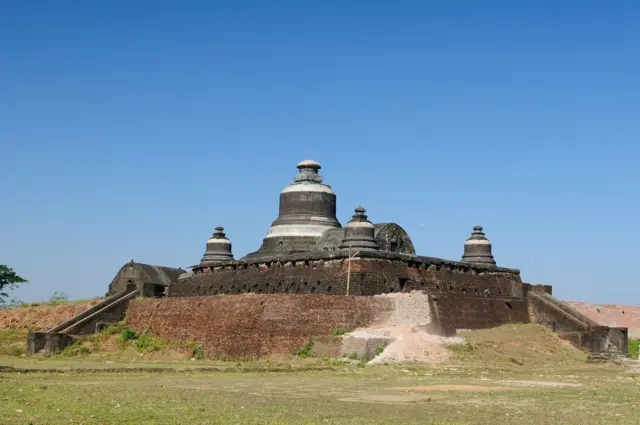မင်းဖလောင်းရဲ့ ကုသိုလ်တော် ထုက္ကံသိမ်ဘုရားကြီး
