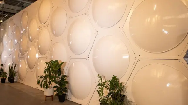 บริษัท Recompose ระบุว่า สถานจัดการศพด้วยวิธีย่อยสลายตามธรรมชาติในนครซีแอตเทิล ซึ่งเป็นแห่งแรกของโลกนั้น มีค่าบริการประมาณ 7,000 ดอลลาร์สหรัฐ 