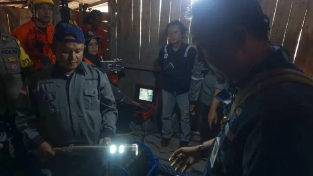 Petugas menyiapkan 'kamera inspeksi' (borehole camera) yang akan digunakan untuk mengambil visual di dalam lubang tambang. 