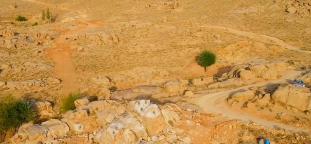 نمایی از یک منطقه جاغوری که پوشیده از سنگ است