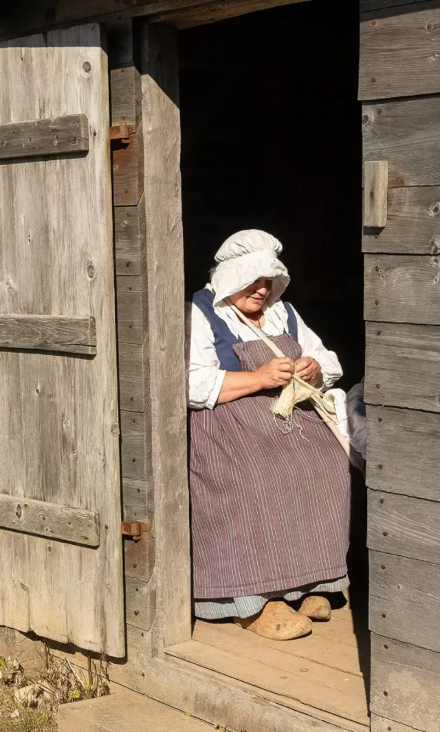 Toxuculuq edən qadın