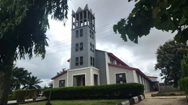Aworan ile ijọsin St. Francis Xavier Catholic Church, ilu Owo ọdun mẹta lẹyin iṣẹlẹ naa