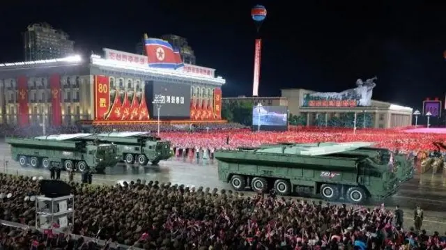 극초음속 단거리탄도미사일(SRBM)로 추정되는 '화성-11마'를 실은 군용 트럭이 열병식을 관람하기 위한 군중과 군인들 사이로 지나가는 모습