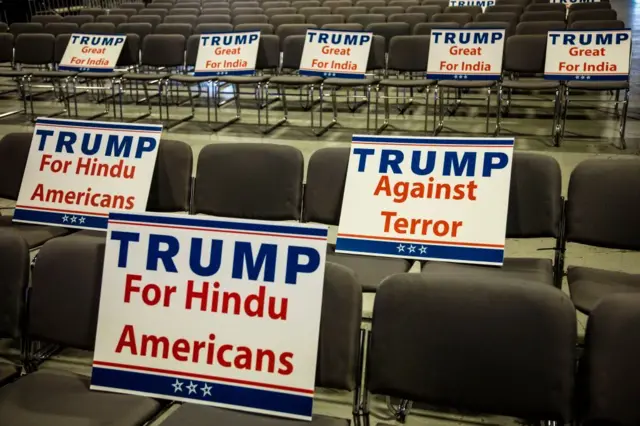 2016માં ડોનાલ્ડ ટ્રમ્પની એક ચૂંટણી રેલીમાં તેમના સમર્થનમાં લાગેલાં પોસ્ટર્સ