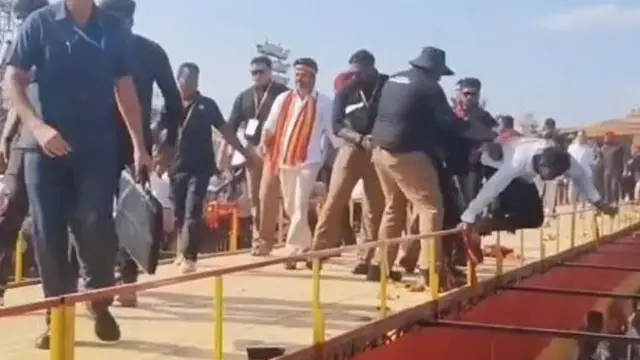 அந்த ராம்ப்பின் அந்த இடத்தில் இருப்பது நான்தான் என்கிறார் அஜய்.