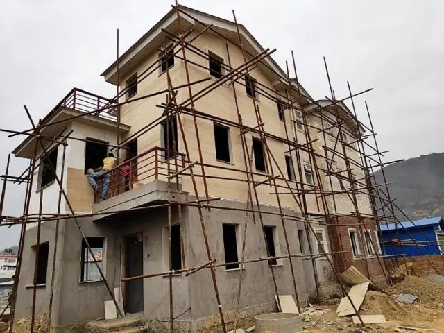 साल्ट ट्रेडिङले बनाएका घर 