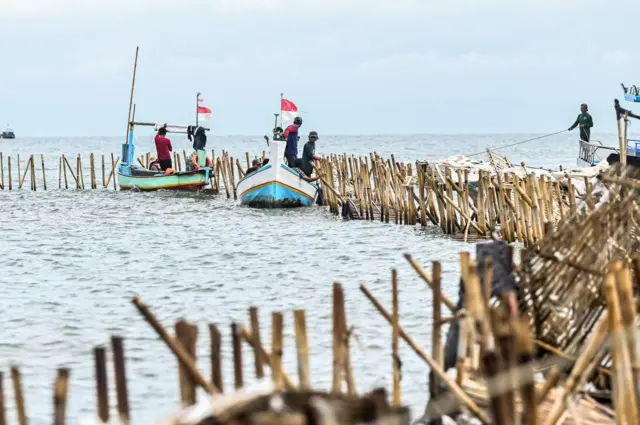 Sejumlah nelayan membongkar pagar laut yang terpasang di kawasan pesisir Tanjung Pasir, Kabupaten Tangerang, Banten, Sabtu (18/1).