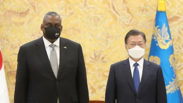 Waziri wa ulinzi nchini Marekani Lloyd Austin na rais wa Korea Kusini Moon Jae Un