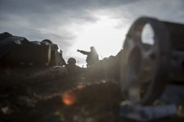 Des soldats dans un terrain de guerre