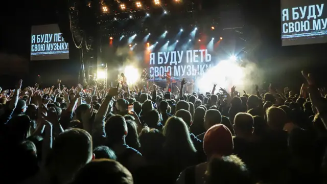 NOVEMBER 26, 2018 Рэпер Noize MC (Иван Алексеев) (в центре) на концерте в поддержку задержанного в Краснодаре рэпера Хаски "Я буду петь свою музыку" в клубе "Главклуб Green Concert". Рэпер Хаски (Дмитрий Кузнецов) покинул в понедельник территорию спецприемника в Усть-Лабинске в Краснодарском крае, где провел четверо суток под арестом за мелкое хулиганство