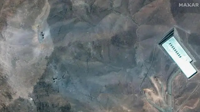 अमेरिकेच्या हल्ल्यानंतर सॅटेलाईट फोटोत इराणच्या फोर्दो अणु केंद्रांजवळ मोठे मोठे खड्डे दिसत आहेत. 