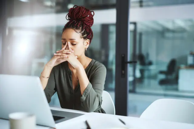 Mulher estressada durante o trabalho