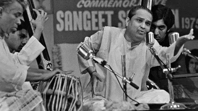 गायन करते कुमार गंधर्व