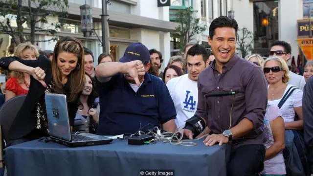 O apresentador americano Mario Lopez passa por um detectoro betanomentiras