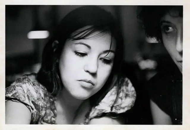 Foto em preto e branco de Mariona jovem, com cabelos escuros, olhando para baixo.