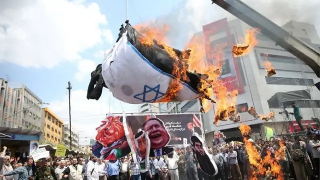 Bendera Israel dibakar di Tehran (31/05/2019).