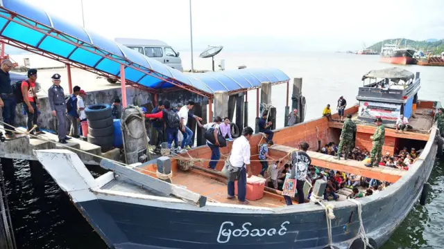 กลุ่มแรงงานชาวพม่าขึ้นเรือที่จ.ระนองในวันนี้ (3 ก.ค.) เพื่อข้ามพรมแดนกลับไปยังเมียนมา