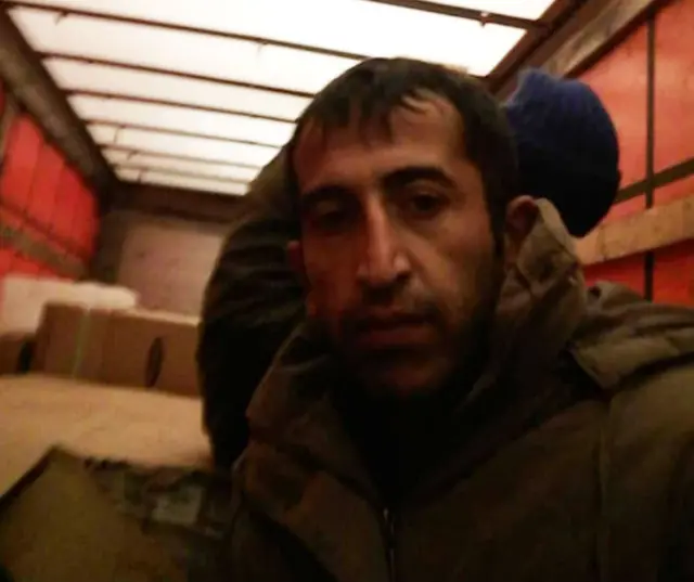 عزيز أثناء عبوره وهو في الشاحنة