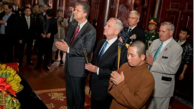 Bộ trưởng Quốc phòng Hoa Kỳ James Mattis (C) và Đại sứ Hoa Kỳ tại Việt Nam Daniel J. Kritenbrink