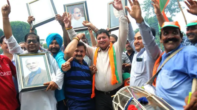 Члены партии Бхаратия джаната парти празднуют решение об отмене особого статуса Кашмира