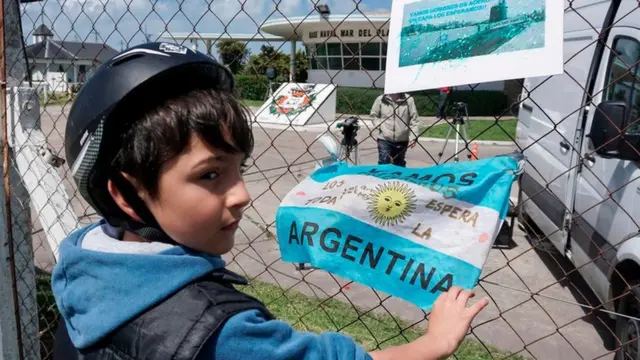 Niño colocando bandera en la Base Naval de Mar del Plata.
