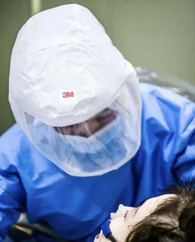 호흡이 차서 온 환자를 살피는 서울대 병원 응급실 의료진. 이 환자는 '바쁜데 나 때문에 죄송해요'라는 말을 건냈다. 이런 한마디가 의료진에게는 감동으로 남는다