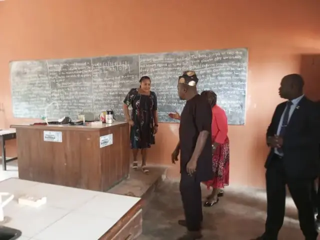 Oluko ni kilaasi atawon osise ijoba