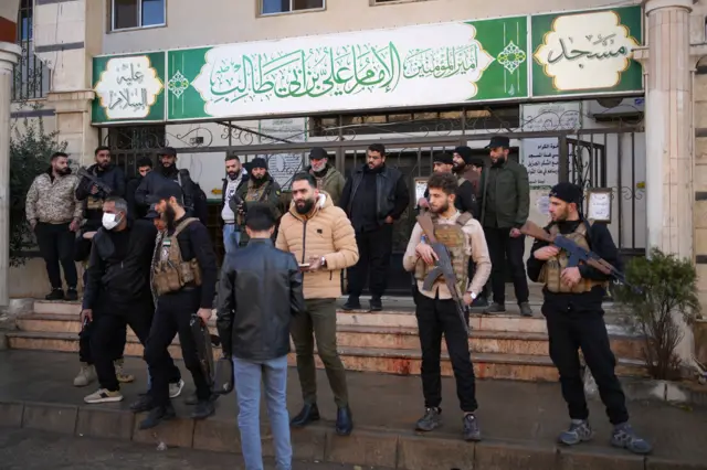 د حمص ښار د وادي الذهب په سیمه کې د امام علي بن ابي طالب جومات دننه له چاودنې وروسته انځورونه