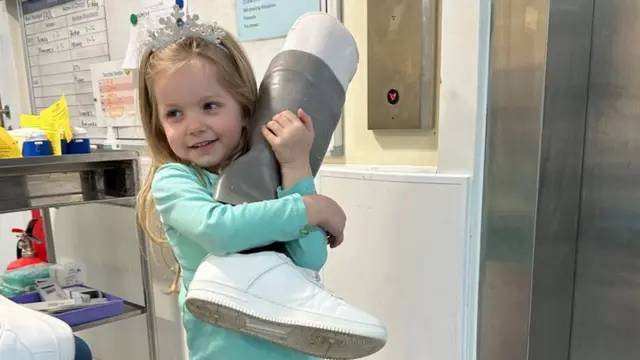 ጓሉ ኦሊቭያ፡ ናይ ኣቦኣ ሓዳስ እግሪ ሒዛ