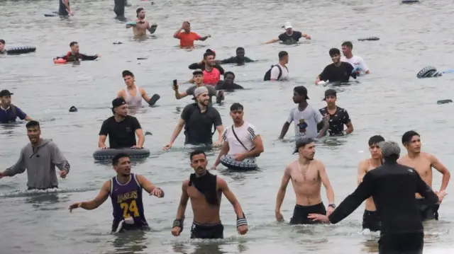 Un grupo de migrantes permanece en la playa cerca del paso fronterizo de Tarajal en Ceuta, España, el 31 de julio de 2026.
