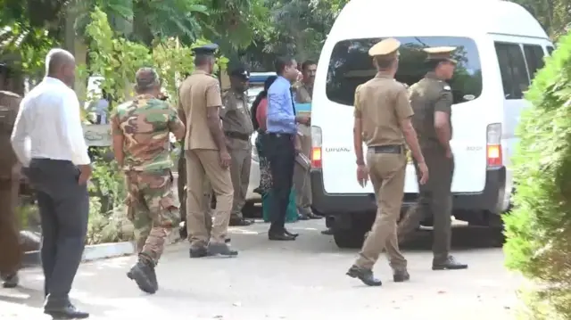 අනුරාධපුර මහාධිකරණය හමුවේ පැවති එච් සී/69/2018 අංක දරණ මූල්ය වංචා සිද්ධියට අදාළ නඩුවේ විත්තිකරු ඉකුත් වෙසක් පෝය දින ජනාධිපති පොදු සමාව යටතේ නිදහස් කර මුදා හැර ඇති බව පවසමින් අනුරාධපුර මහාධිකරණයට කූඨ ලේඛනයක් ඉදිරිපත් කර අදාළ විත්තිකරු නඩුවෙන් නිදහස් කර මුදා හැරීමට කටයුතු කිරීමේ සිද්ධියක් සම්බන්ධයෙන් අපරාධ පරීක්ෂණ දෙපාර්තමේන්තුව මගින් අත්අඩංගුවට ගෙන අධිකරණයට ඉදිරිපත් කළ අනුරාධපුර බන්ධනාගාර අධිකාරීවරයා ලබන (11) දින දක්වා රක්ෂිත බන්ධනාගාර ගත කරන ලෙස අනුරාධපුර ප්රධාන මහේස්ත්රාත් නාලක සංජීව ජයසූරිය නියෝග කළේය.