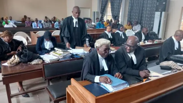 Amofin Falana SAN atawọn agbejoro miran nile ẹjọ lasiko ọkan lara awọn igbẹjọ ẹjọ naa