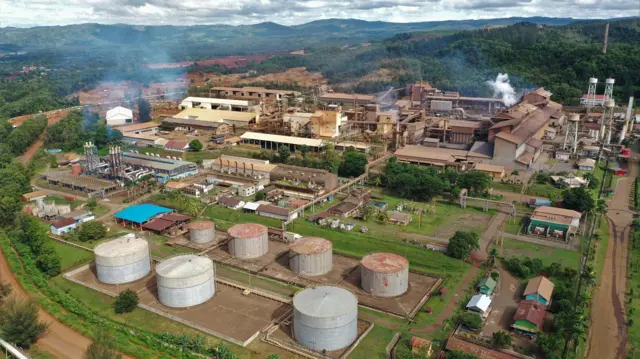 Foto udara aktivitas pemurnian nikel di areal pabrik smelter milik PT Antam di Kecamatan Pomalaa, Kolaka, Sulawesi Tenggara, Sabtu (17/12/2022).