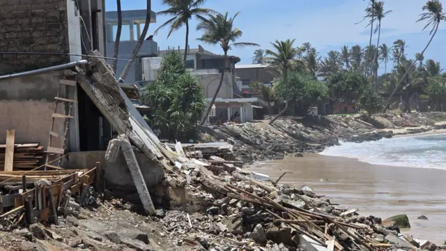 කඩා ඉවත් කරනු ලැබූ ගොඩනැගිලිවල කොන්ක්රීට් ඇතුළු ද්රව්ය වෙරළ තීරය මත ඇති අයුරු