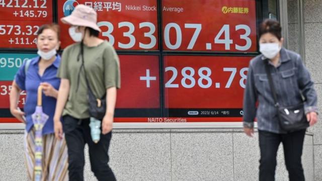 Pessoas caminhandocasa de apostas que dao bonus no cadastro sem depositofrente a telas com cotaçõescasa de apostas que dao bonus no cadastro sem depositopreçoscasa de apostas que dao bonus no cadastro sem depositoações